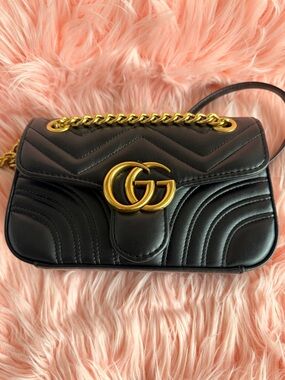 Gucci Black Leather Shoulder Bag with Gold Double G Chain